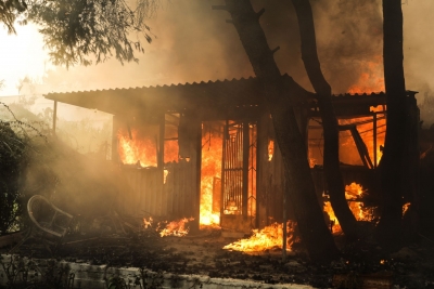 Поне 50 жертви при пожарите в Атина, стотици ранени