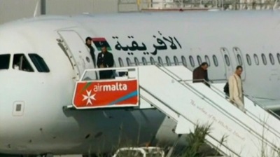 Похитиха либийски самолет, всички пасажери са освободени (ВИДЕО)