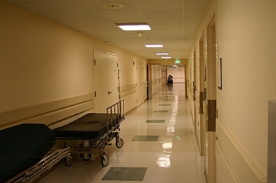 Мъж почина в коридора на болница, не го приели