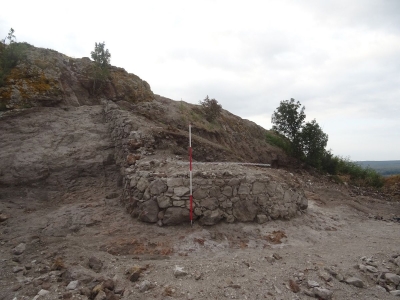 Неизвестна крепостна стена и кула са открити при разкопките на крепостта Русокастро