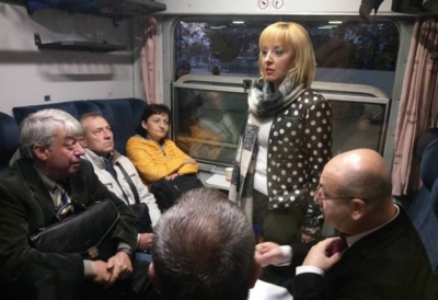 Манолова на влак, праща билетите на Горанов