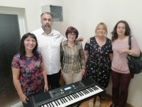 Вокалната група на Милена Добрева към Центъра за личностно развитие има ново пиано, дарение от Ротари клуб „Бургас-Пиргос“