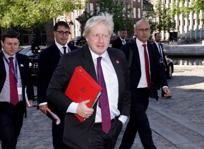 Британският външен министър Борис Джонсън подаде оставка