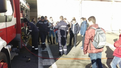 Пожарникари демонстрираха техника пред учениците