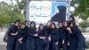 Незабулени ученички позират демонстративно пред плакат, който призовава към носенето на хиджаб