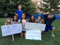 Семейства на бунт срещу застрояването на детска площадка