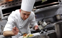 Обучават 600 безработни за готвачи и сервитьори