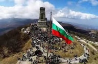 В памет на героите: Издигнаха огромен трибагреник на Шипка