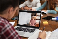 МОН: От днес да се преподава електронно нови знания на учениците 