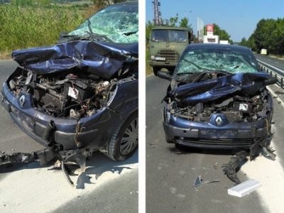 Кола се блъсна в микробус на пътя Бургас-Черноморец