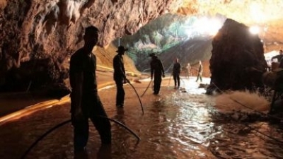 Тайландски спасители извадиха последните двама души от пещерата