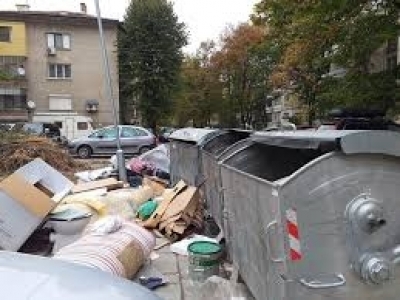 Общината започва извънредни проверки за нерегламентирано изхвърлени край контейнерите отпадъци 