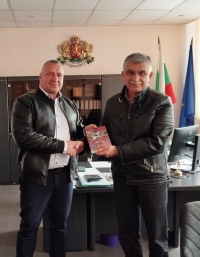 Бивш служител на КАТ- Сливен ще дари средства от продажбата на своя книга за пострадали при изпълнение на служебните си задължения полицаи