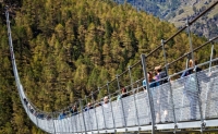 494 метра по въжен мост в Алпите 