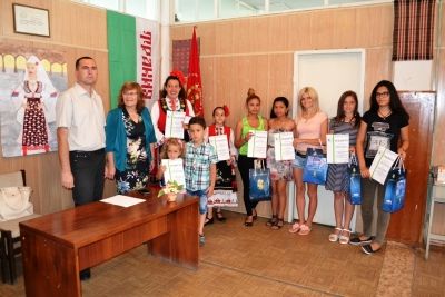 Наградиха млади бургаски фолклорни изпълнители