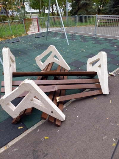 Вандали потрошиха две детски площадки