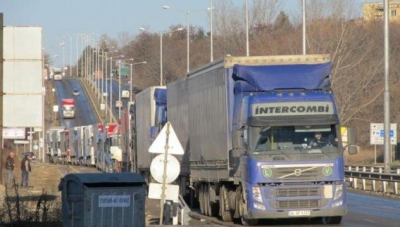 Спират камиони по натоварените пътища днес от 14 ч.