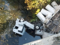 Шофьор на камион падна в река
