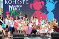 Телевизионният водещ Марио Ангелов от Канал 0 избира Малка Мис и Малък Мистър Варна