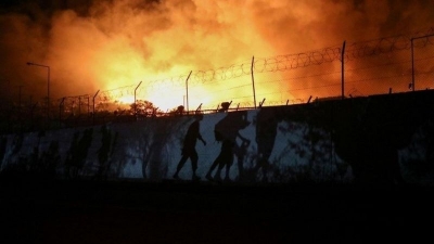 Разбунтували се мигранти с коронавирус са предизвикали пожар на остров Лесбос