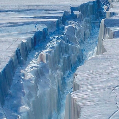 Колосален айсберг се откъсва от Антарктика