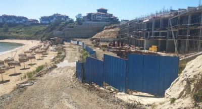 Граждани отново изграждат "жива подпорна стена"в Бургас