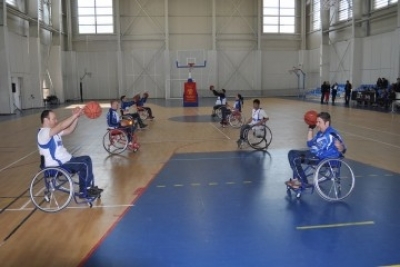 Хора в неравностойно положение играят баскетбол на колички в Бургас