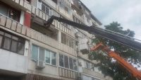 Общината премахна опасен панел от жилищен блок