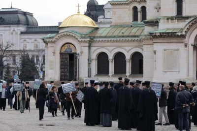Свещеници от Сливен на протест пред Светия синод 