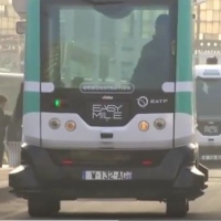 Париж тества електрически минибуси без шофьор