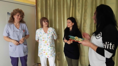 Децата от ДГ "Радост" в Крайморие записаха коледен поздрав за лекари и пациенти на УМБАЛ Бургас