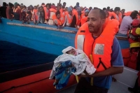  Спасителна акция в Средиземно море, над 6000 мигранти бяха спасени (СНИМКИ) 