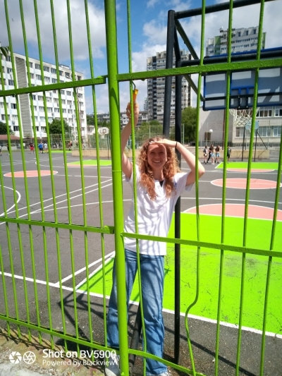 Ученици сами боядисаха оградата на училището си