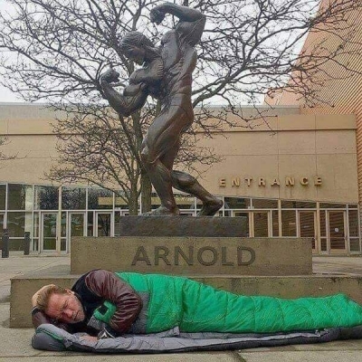 Арнолд Шварценегер спи под статуята си 