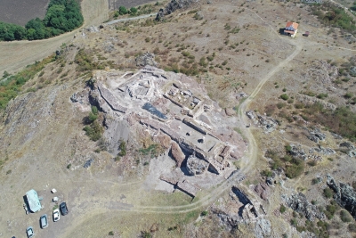 Започнаха археологическите разкопки край Русокастро 
