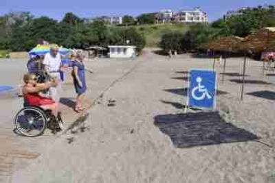 Кметът Димитър Николов разпореди проверка дали плажовете в Бургас са достъпни за хора с увреждания